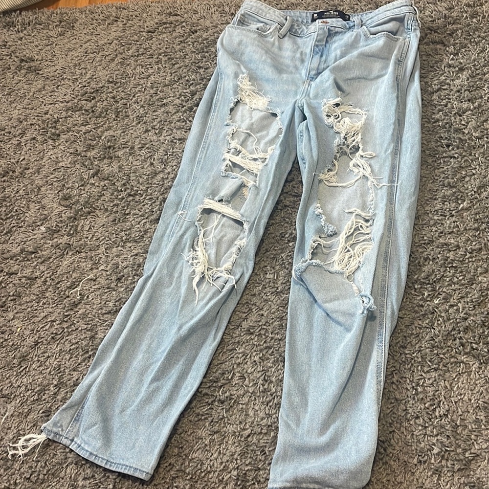 Hollister high rise mom jeans in great shape
